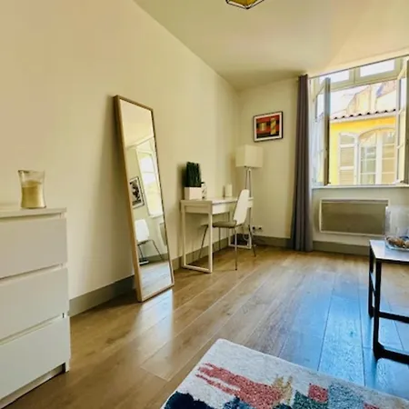 Beautiful Near The Center 라로셸