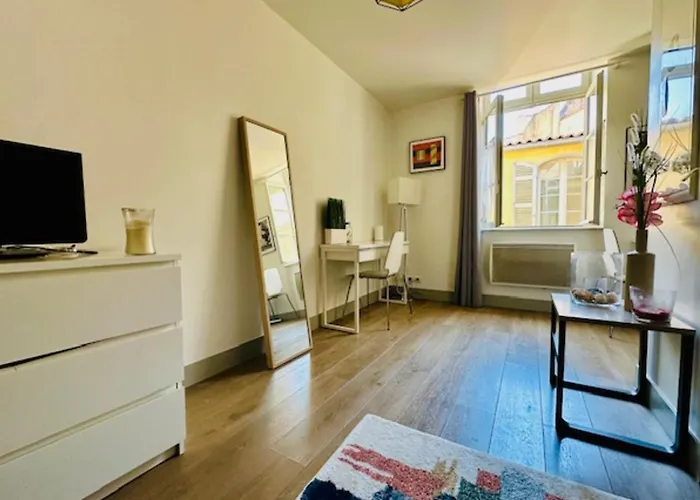 Beautiful Near The Center 라로셸